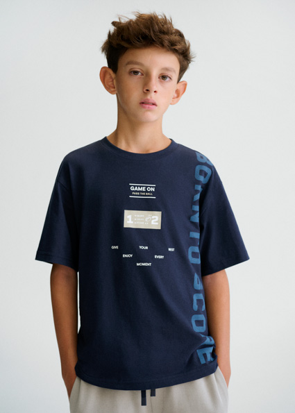 T-shirt letras futebol rapaz